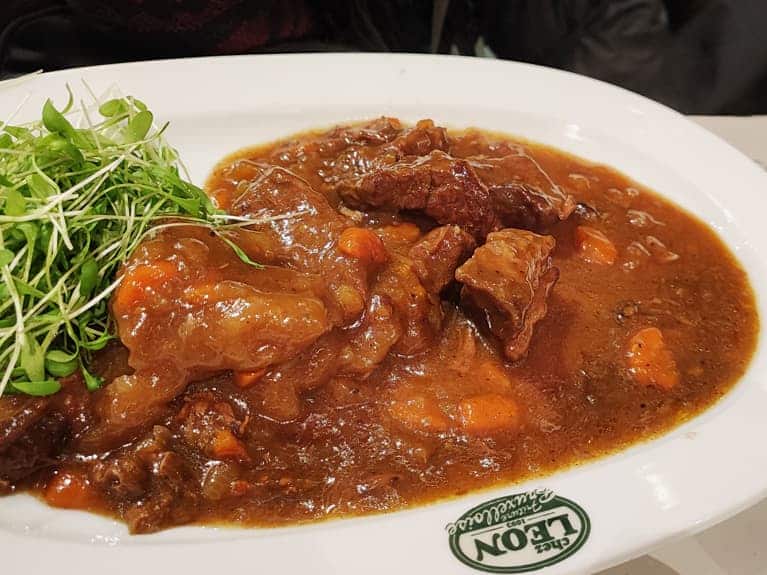 que comer en Bruselas, carbonada flamenca es uno de los platos que forman la comida típica de Bélgica