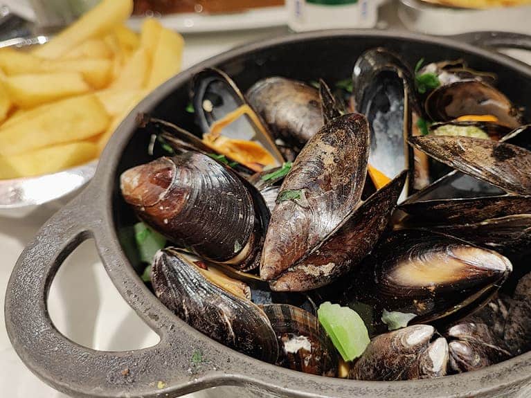 Mussels with fries, the star dish of the typical food of Belgium that you have to eat in Brussels