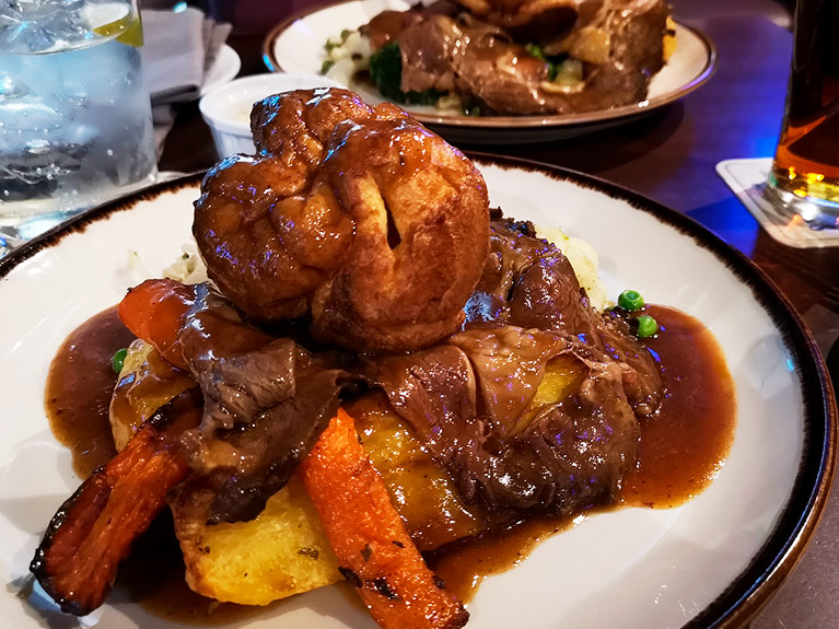 Where to try the Sunday roast in Madrid? In James Joyce Pub!