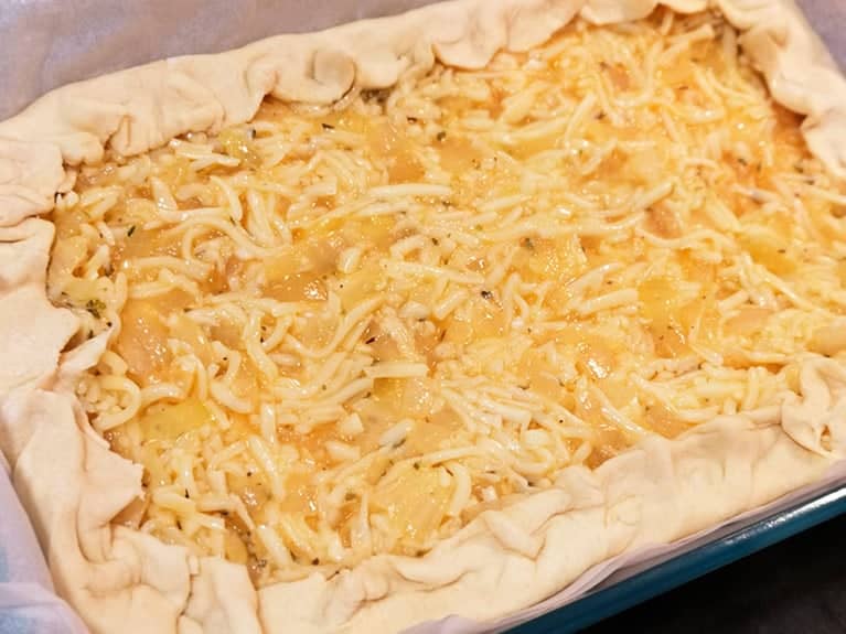 Cook this cheese and onion pie with just a few ingredients!, step 7