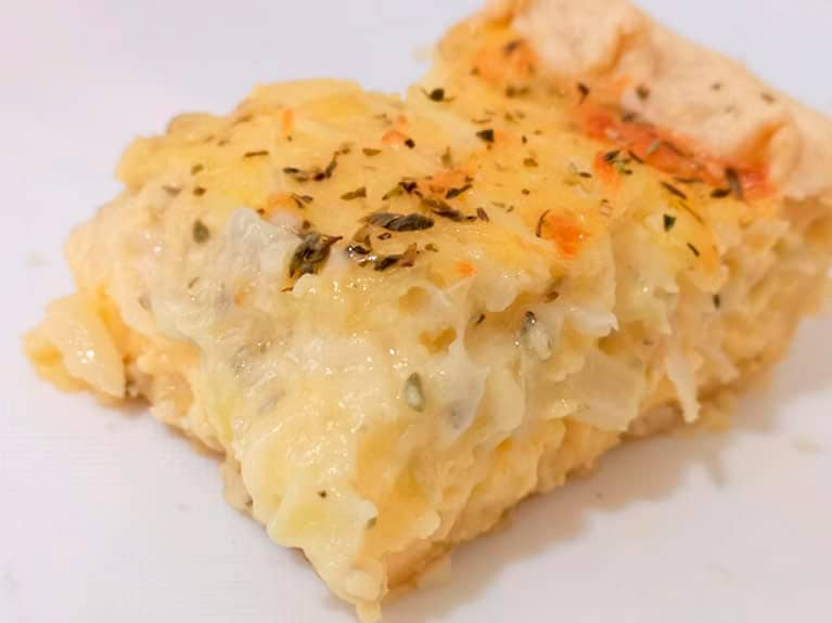 Cook this cheese and onion pie with just a few ingredients!