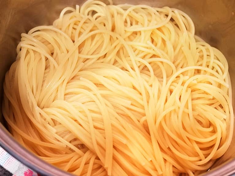 Espaguetis a la carbonara. ¡La mejor receta de pasta!, paso 4