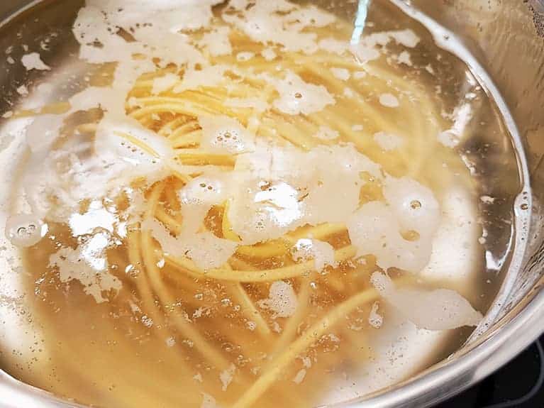 Espaguetis a la carbonara. ¡La mejor receta de pasta!, paso 1