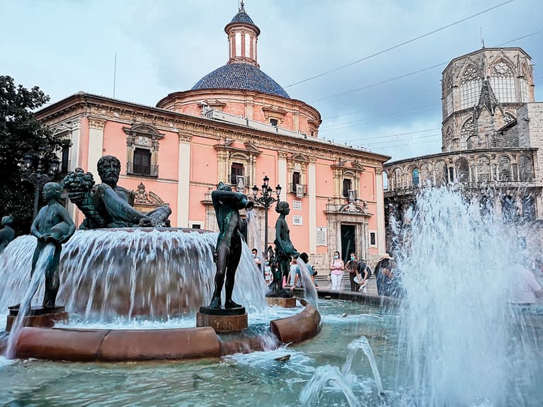 what to do in valencia? To take pictures of Plaza de la Virgen's fountain