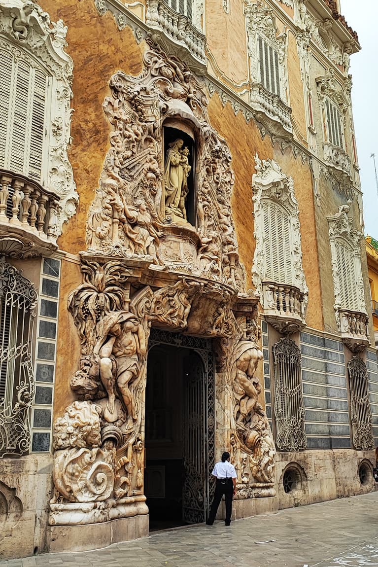 Visitar el Palacio del Marqués de DOs Aguas, otra de las cosas que hacer en valencia