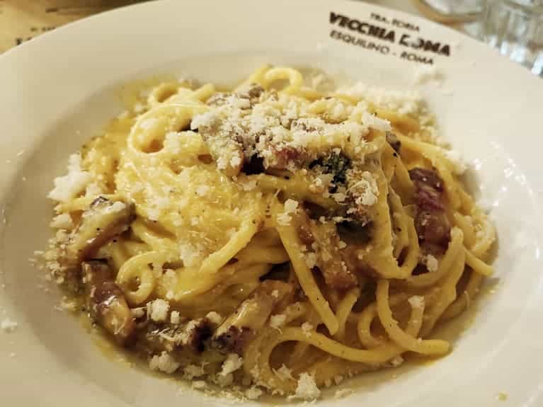 Espaguetis a la carbonara, el plato de pasta más famoso que comer en Roma