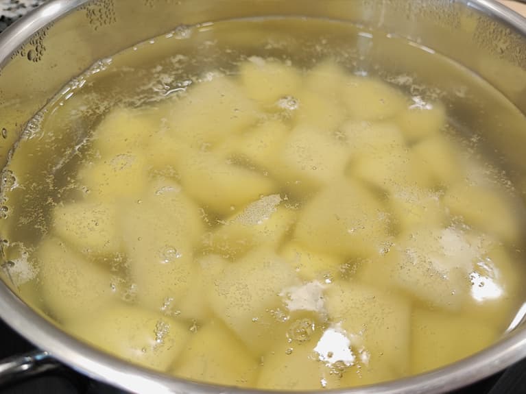Step 1 of the recipe bacalhau zé do pipo, cod au gratin with mayonnaise