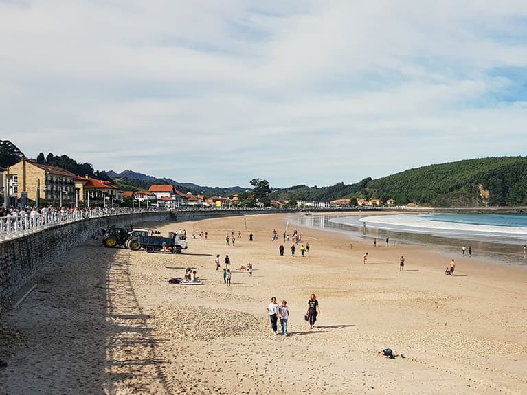 Disfrutar de la playa y la gastronomía en Ribadesella, uno de los mejores planes que hacer en Asturias
