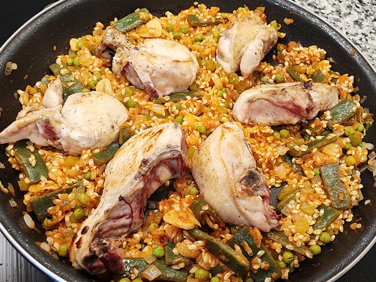 Paso 14 de la paella de pollo, ¡la mejor receta de arroz con pollo!